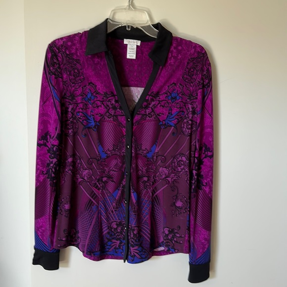 Cache Tops - 🍀sale. Cache top.  Size medium.